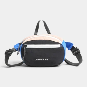 Sac banane en nylon froissé noir à flancs bleu roi et bande rose poudré posé de face