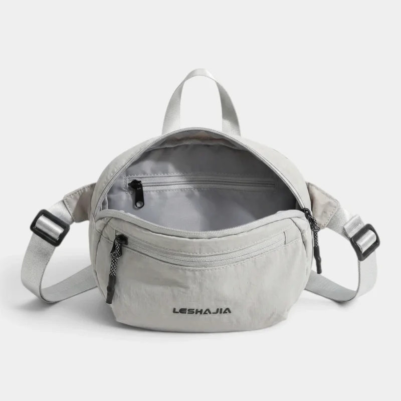 Sac banane en nylon froissé gris clair ouvert sur son compartiment principal et sa poche intérieure zippée