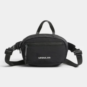 Sac banane en nylon froissé noir posé de face avec sa poignée et sa sangle réglable à boucles