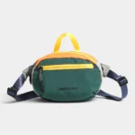 Sac banane en nylon froissé vert sapin à blocs orange et gris posé de face avec sa poignée jaune