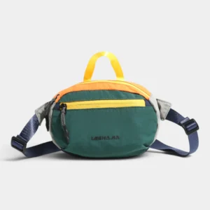 Sac banane en nylon froissé vert sapin à blocs orange et gris posé de face avec sa poignée jaune