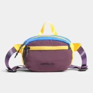 Sac banane en nylon froissé violet prune à bandes bleue et jaune posé de face avec sa poignée