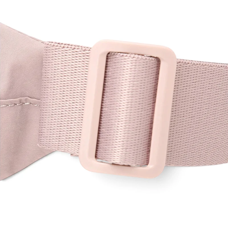 Sac banane en nylon rose pâle en gros plan sur le coulisseau en plastique de la sangle tissée