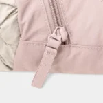 Sac Banane Randonnée Poche Gourde Nylon Déperlant Sac banane en nylon rose pâle en gros plan sur la fermeture éclair et sa tirette en sangle tissée