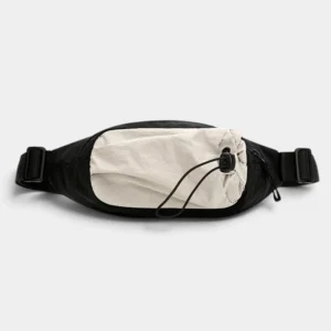Sac banane en nylon noir de face avec poche avant beige serrée par un cordon élastique