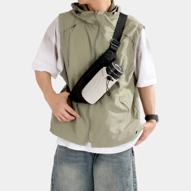 Sac banane en nylon noir porté en bandoulière sur la poitrine par un homme avec une gourde dans la poche avant