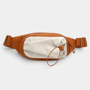 Sac banane en nylon orange de face avec poche avant beige et son cordon élastique de serrage