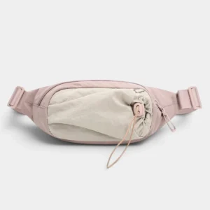 Sac banane en nylon rose pâle de face avec poche avant beige serrée par un cordon élastique