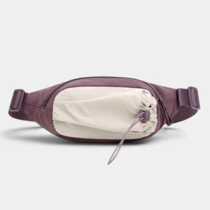 Sac banane en nylon violet prune de face avec poche avant beige serrée par un cordon élastique