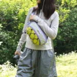 Sac Banane Bandoulière Randonnée Élastique Porte-Gourde randonneuse portant le sac banane violet en bandouliere