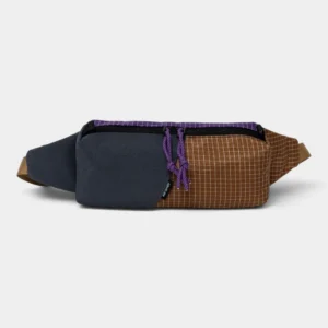 Sac banane rectangulaire en nylon ripstop marron et gris ardoise, vu de face, cordelettes tressées violettes.