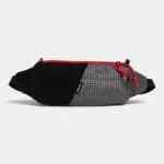 Sac Banane Rectangulaire Allongé Nylon Ripstop Déperlant Sac banane rectangulaire en nylon ripstop noir et gris, vu de face, avec sa fermeture rouge et ses cordelettes tressées.