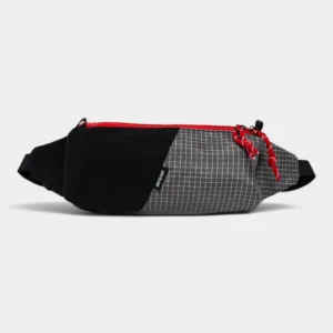 Sac banane rectangulaire en nylon ripstop noir et gris, vu de face, avec sa fermeture rouge et ses cordelettes tressées.