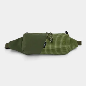 Sac banane rectangulaire en nylon ripstop vert kaki, vu de face, avec sa cordelette tressée réfléchissante.