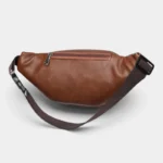 Sac banane en cuir grainé marron, vue arrière avec une sangle réglable à boucle plastique