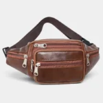 Sac banane en cuir marron posé de face, avec sangle réglable et fermetures zippées argentées