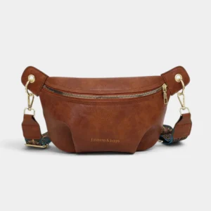 Sac banane simili cuir marron clair de face, avec une sangle ethnique à motif bleu et fermoir doré