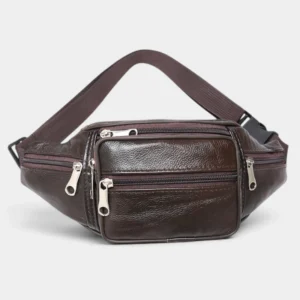 Sac banane en cuir marron foncé posé de face, avec sangle réglable à boucle plastique