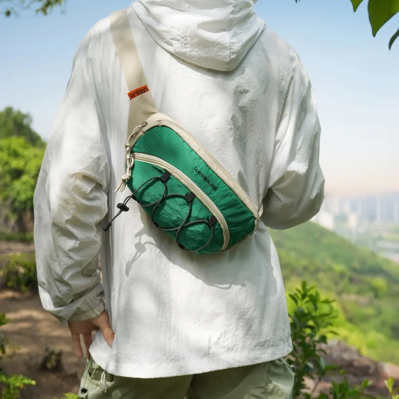 sac banane vert porte en bandouliere croisee vu de dos