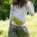 Sac Banane Bandoulière Randonnée Élastique Porte-Gourde femme portant le sac banane violet en bandouliere croisee
