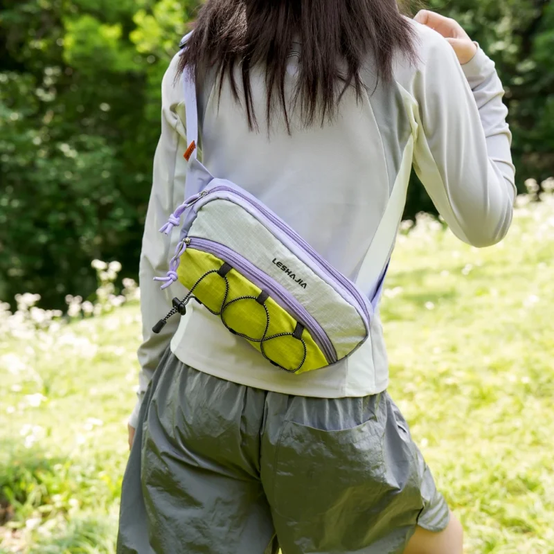 femme portant le sac banane violet en bandouliere croisee