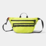 Sac banane jaune fluo en nylon ripstop à quadrillage blanc posé de face sur fond gris