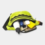 Sac banane jaune fluo ouvert et rempli d'une gourde et d'un smartphone vu de trois-quarts