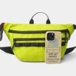 Sac banane jaune fluo en nylon ripstop de face avec un smartphone posé contre sa poche avant