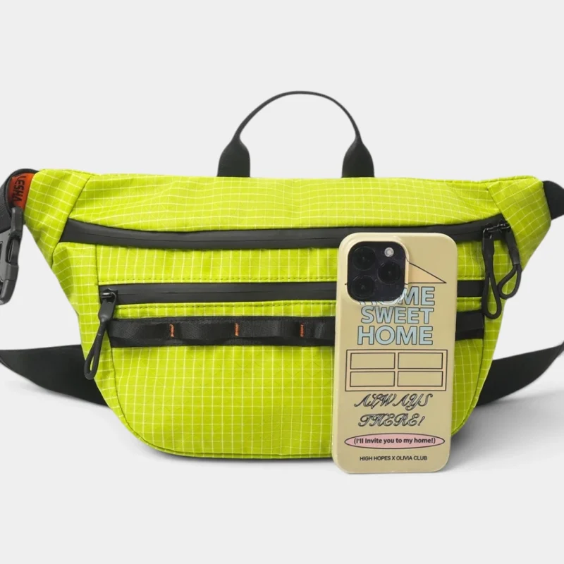 Sac banane jaune fluo en nylon ripstop de face avec un smartphone posé contre sa poche avant