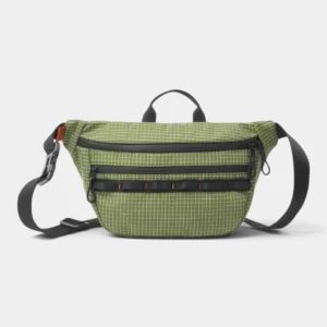 Sac banane vert kaki en nylon ripstop à quadrillage blanc posé de face sur fond gris