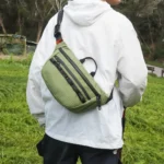 Sac banane vert kaki en nylon ripstop porté dans le dos par un randonneur en pleine nature