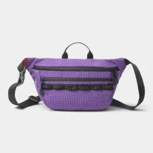 Sac banane violet en nylon ripstop à quadrillage blanc posé de face sur fond gris