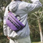 Sac banane violet en nylon ripstop porté dans le dos par une randonneuse en pleine nature