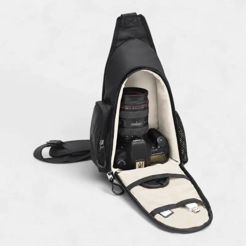 Sac banane photo ouvert avec un appareil photo avec un grand objectif zoom rangé dedans