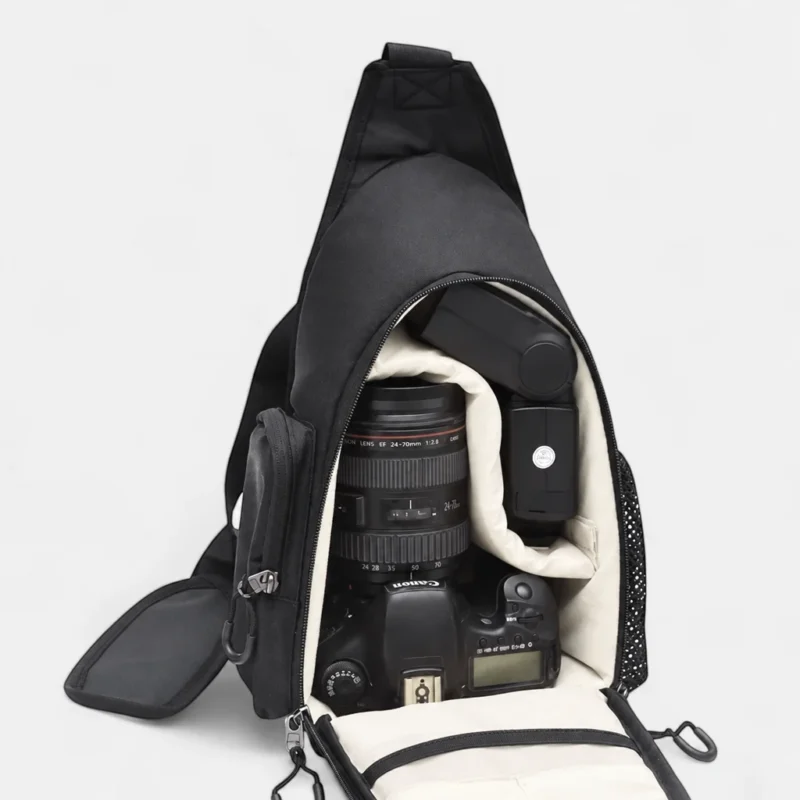 Sac banane photo avec un appareil photo plein format reflex Canon avec un zoom 27 70mm et un flash rangé dedans