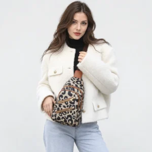 Sac banane en toile léopard porté en bandoulière sur la poitrine par une femme de face