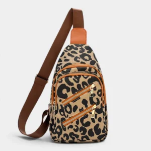 Sac banane en toile à motif léopard beige et noir de face avec deux poches zippées en diagonale