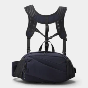 Sac banane en nylon bleu marine présenté de face sur son harnais de poitrine en maille alvéolée
