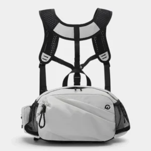 Sac banane en nylon gris clair présenté de face sur son harnais de poitrine en maille alvéolée