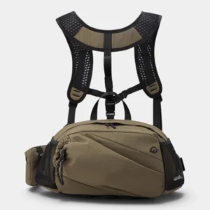 Sac banane en nylon marron présenté de face sur son harnais de poitrine en maille alvéolée