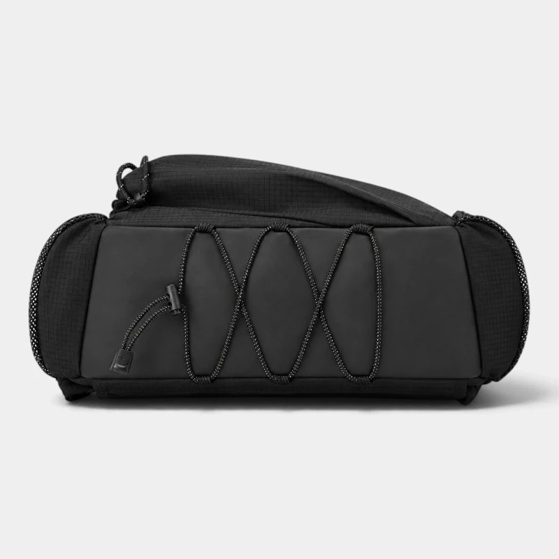 Sac banane en nylon ripstop noir vu de dessous avec cordon élastique réfléchissant croisé en X