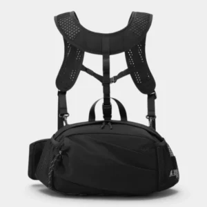 Sac banane en nylon noir présenté de face sur son harnais de poitrine en maille alvéolée