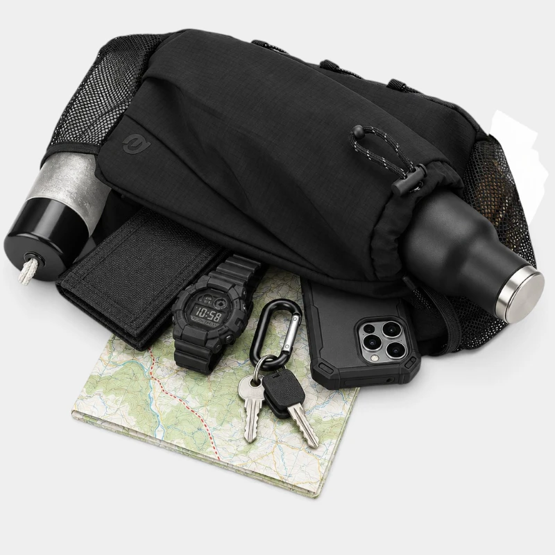 Sac banane en nylon ripstop noir avec gourde dans le fourreau à cordon et smartphone posé devant