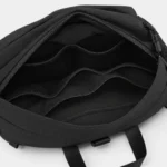 Sac banane en nylon ripstop noir ouvert sur son compartiment principal à poche zippée et poches en filet