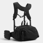 Sac banane en nylon noir de trois quarts sur son harnais de poitrine en maille alvéolée avec pochette zippée