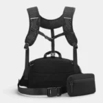 Sac banane en nylon noir vue arrière avec dos en maille alvéolée, harnais de poitrine et pochette zippée
