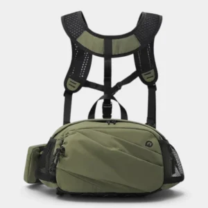 Sac banane en nylon vert kaki présenté de face sur son harnais de poitrine en maille alvéolée