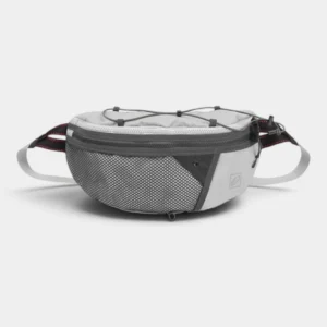 Sac banane blanc posé de face avec poche avant en filet et bordures gris anthracite contrastantes