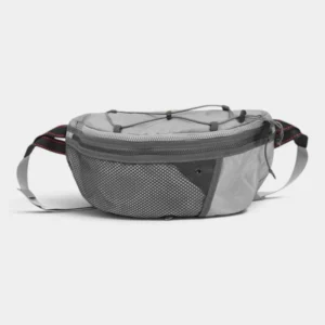 Sac banane gris posé de face avec poche avant en filet et cordon élastique croisé sur le dessus