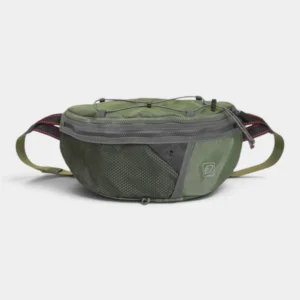 Sac banane vert kaki posé de face avec poche avant en filet et cordon élastique croisé sur le dessus